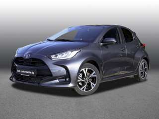 Schräge Frontansicht auf einen Toyota Yaris , freigestellt