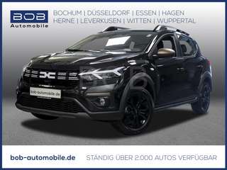 Schräge Frontansicht auf einen Dacia Sandero , freigestellt