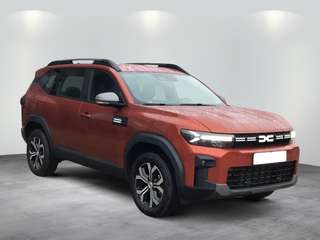 Schräge Frontansicht auf einen Dacia Bigster , freigestellt