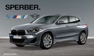Schräge Frontansicht auf einen BMW X2 , freigestellt