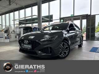 Schräge Frontansicht auf einen Hyundai i30 , freigestellt