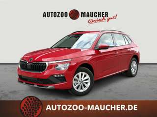 Schräge Frontansicht auf einen Skoda Kamiq , freigestellt