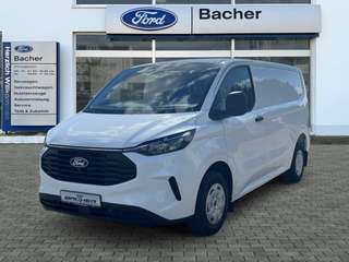 Schräge Frontansicht auf einen Ford Transit Custom , freigestellt