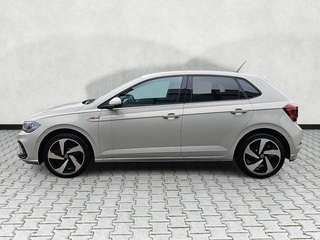 Schräge Frontansicht auf einen Volkswagen Polo , freigestellt