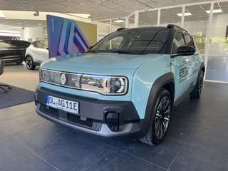 Schräge Frontansicht auf einen Renault 4 E-TECH , freigestellt