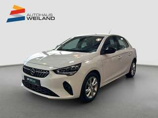 Schräge Frontansicht auf einen Opel Corsa , freigestellt