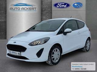 Schräge Frontansicht auf einen Ford Fiesta , freigestellt