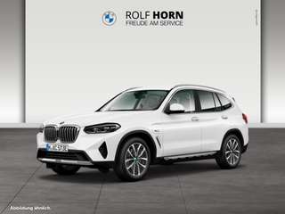 Schräge Frontansicht auf einen BMW X3 , freigestellt