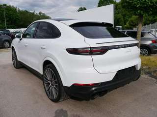 Schräge Frontansicht auf einen Porsche Cayenne , freigestellt