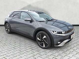 Schräge Frontansicht auf einen Hyundai IONIQ 5 , freigestellt