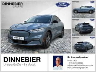 Schräge Frontansicht auf einen Ford Mustang Mach-E , freigestellt