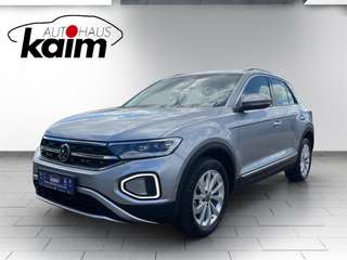 Schräge Frontansicht auf einen Volkswagen T-Roc , freigestellt