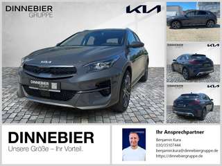 Schräge Frontansicht auf einen Kia XCeed , freigestellt