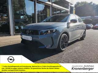 Schräge Frontansicht auf einen Opel Corsa , freigestellt