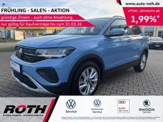 Schräge Frontansicht auf einen Volkswagen T-Cross , freigestellt