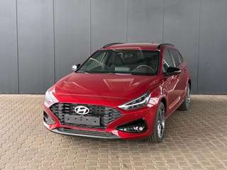 Schräge Frontansicht auf einen Hyundai i30 , freigestellt