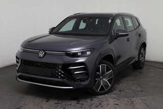 Schräge Frontansicht auf einen Volkswagen Tayron , freigestellt