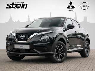 Schräge Frontansicht auf einen Nissan JUKE , freigestellt