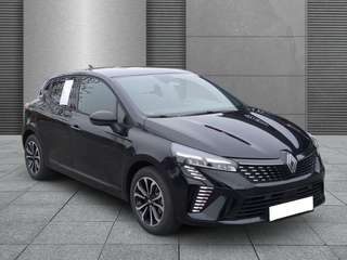 Schräge Frontansicht auf einen Renault Clio , freigestellt