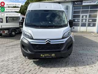 Schräge Frontansicht auf einen Citroën Jumper , freigestellt