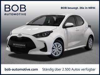 Schräge Frontansicht auf einen Toyota Yaris , freigestellt
