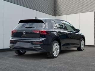 Schräge Frontansicht auf einen Volkswagen Golf , freigestellt