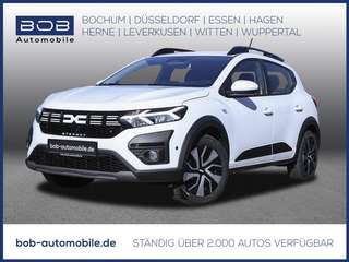 Schräge Frontansicht auf einen Dacia Sandero , freigestellt