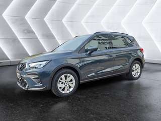Schräge Frontansicht auf einen SEAT Arona , freigestellt