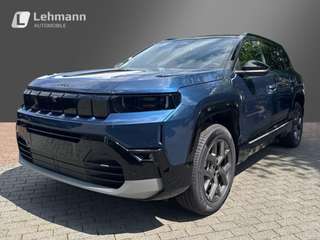 Schräge Frontansicht auf einen Jeep Compass , freigestellt