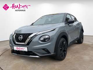 Schräge Frontansicht auf einen Nissan JUKE , freigestellt