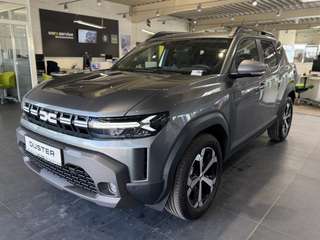 Schräge Frontansicht auf einen Dacia Duster , freigestellt