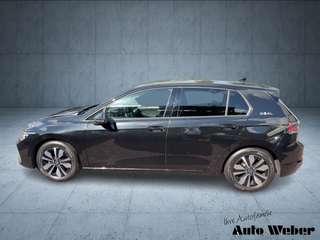 Schräge Frontansicht auf einen Volkswagen Golf , freigestellt