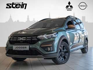 Schräge Frontansicht auf einen Dacia Jogger , freigestellt