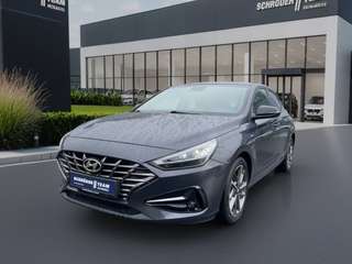 Schräge Frontansicht auf einen Hyundai i30 , freigestellt