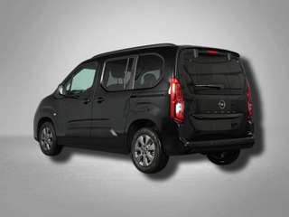 Schräge Frontansicht auf einen Opel Combo Life , freigestellt