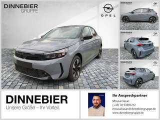 Schräge Frontansicht auf einen Opel Corsa , freigestellt