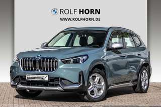 Schräge Frontansicht auf einen BMW X1 , freigestellt