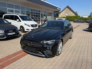 Schräge Frontansicht auf einen Mercedes-Benz E-Klasse , freigestellt