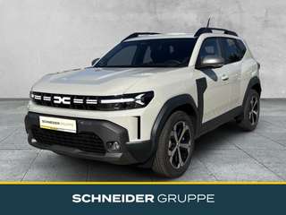 Schräge Frontansicht auf einen Dacia Duster , freigestellt