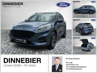 Schräge Frontansicht auf einen Ford Kuga , freigestellt