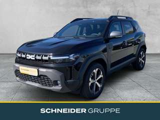 Schräge Frontansicht auf einen Dacia Duster , freigestellt