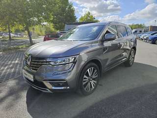 Schräge Frontansicht auf einen Renault Koleos , freigestellt