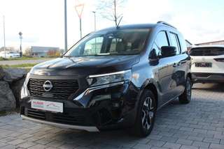 Schräge Frontansicht auf einen Nissan Townstar , freigestellt
