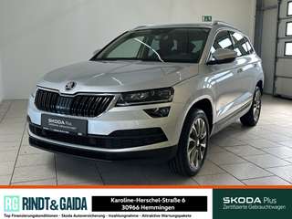 Schräge Frontansicht auf einen Skoda Karoq , freigestellt