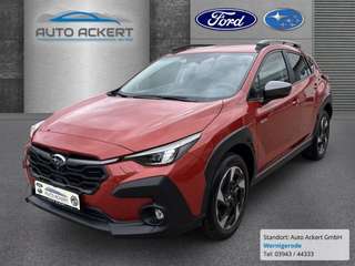 Schräge Frontansicht auf einen Subaru Crosstrek , freigestellt