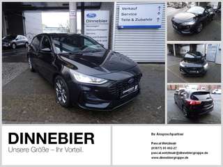 Schräge Frontansicht auf einen Ford Focus , freigestellt