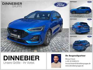 Schräge Frontansicht auf einen Ford Focus , freigestellt