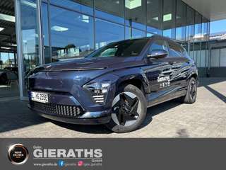 Schräge Frontansicht auf einen Hyundai Kona , freigestellt