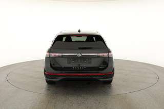 Schräge Frontansicht auf einen Volkswagen Passat , freigestellt