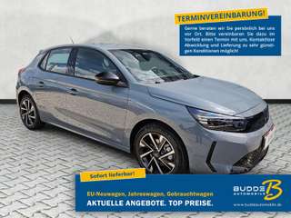 Schräge Frontansicht auf einen Opel Corsa , freigestellt
